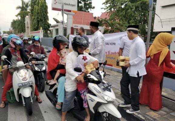 Bank Riau Kepri Berbagi Takjil di Bulan Ramadhan